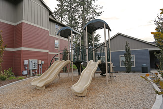 Heritage Meadow Apartments in Eugene, OR - Building Photo - Building Photo