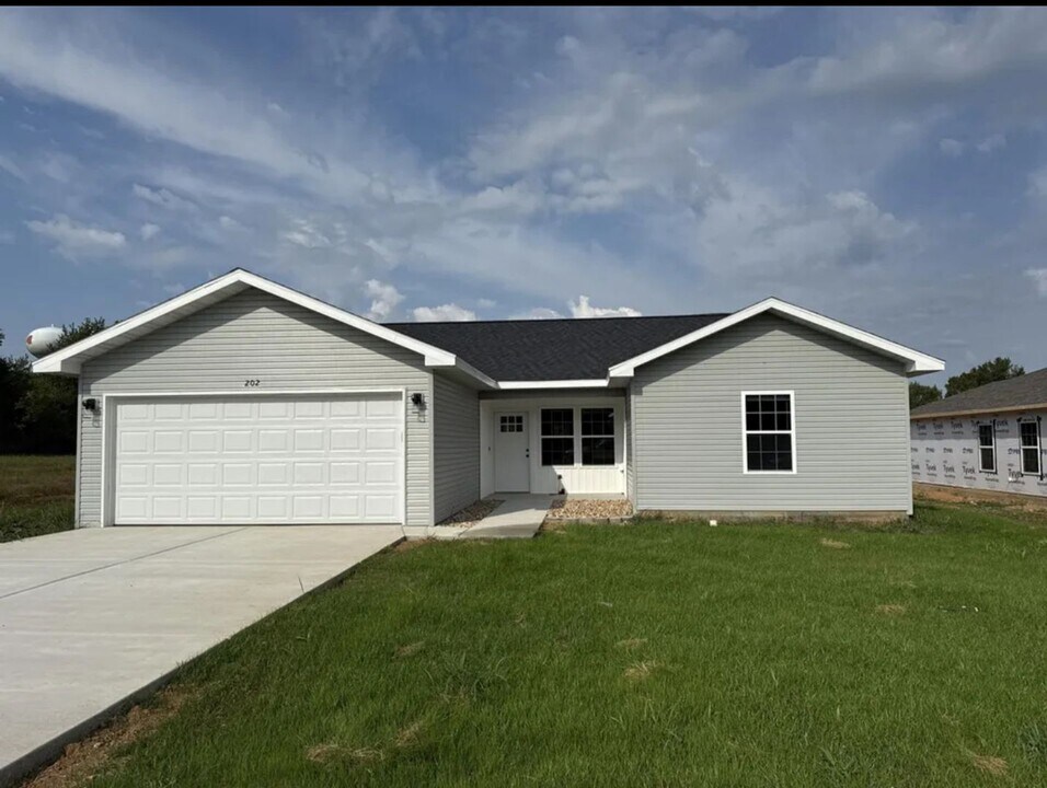202 Ruby Ln in Hollister, MO - Building Photo