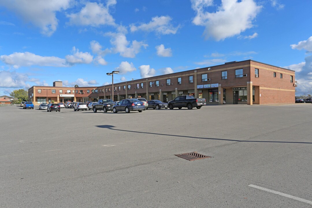 Royal Court Plaza & Apartments in St Catharines, ON - Building Photo