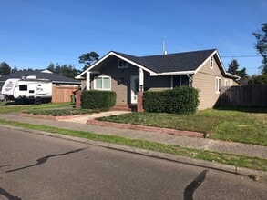 1577 Hayes St in North Bend, OR - Building Photo - Building Photo