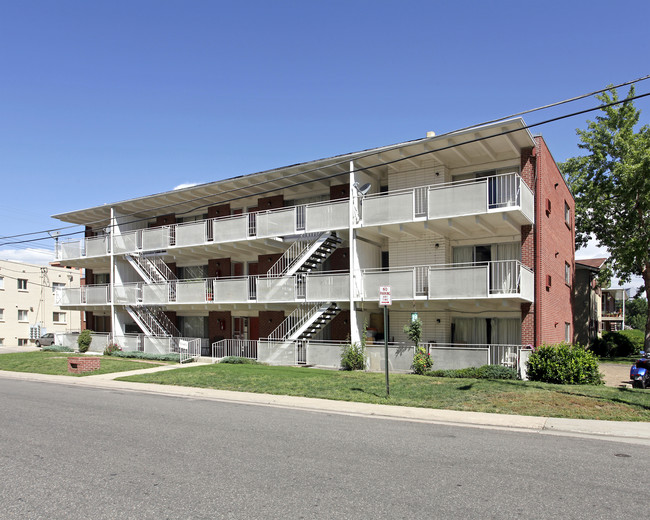 4155 E Iowa Ave in Denver, CO - Foto de edificio - Building Photo