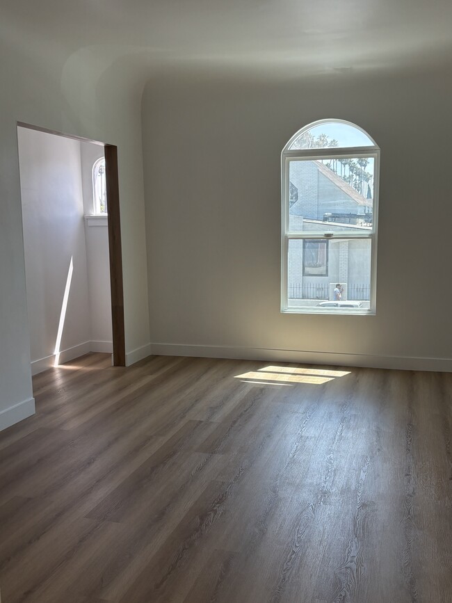 2109 1/2 W 54th St, Unit 2109 W 54th