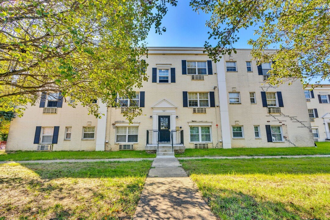 2237 Farrington Ave in Alexandria, VA - Building Photo