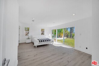 23500 Aetna St in Los Angeles, CA - Building Photo - Building Photo