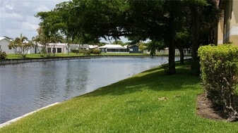 7640 Westwood Dr in Tamarac, FL - Building Photo