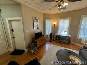 24 Ellington Rd, Unit 2 in Somerville, MA - Building Photo - Building Photo