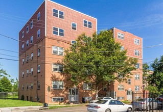 700 51st St NE in Washington, DC - Foto de edificio - Building Photo