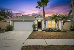 9613 Cypress Harbor Dr in Gibsonton, FL - Building Photo