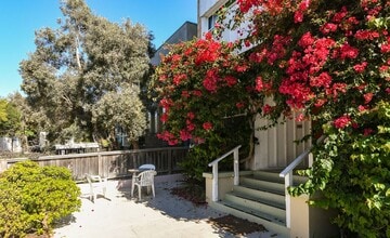 30 Dudley Ave in Venice, CA - Foto de edificio - Building Photo