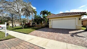 19010 SW 10th St in Pembroke Pines, FL - Building Photo