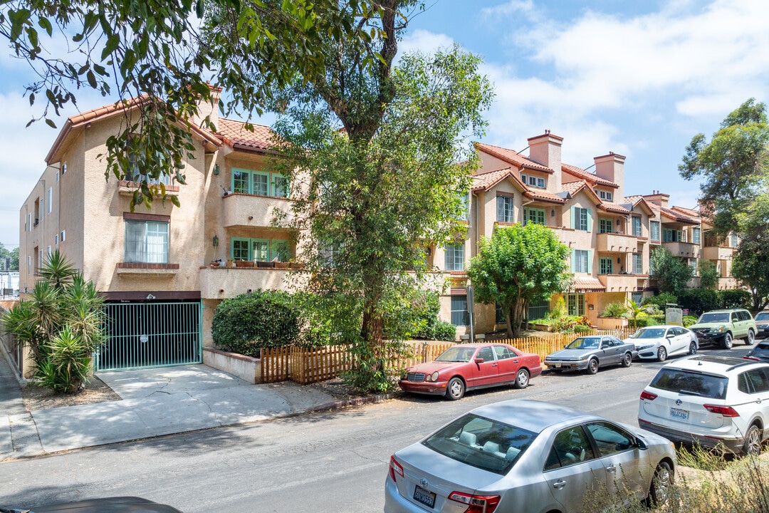 A & J Investments in Woodland Hills, CA - Foto de edificio