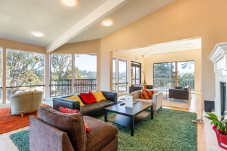 Lakewood Apartments At Lake Merced in San Francisco, CA - Foto de edificio - Interior Photo