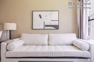 136 S Roxbury Dr in Beverly Hills, CA - Building Photo - Building Photo