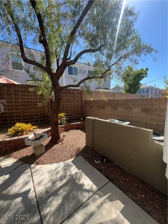 2419 Inspired Ct in Henderson, NV - Foto de edificio