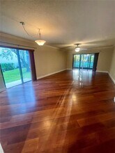 403 Lakeview Dr in Weston, FL - Building Photo - Building Photo
