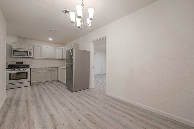 property at 715 W 9th St