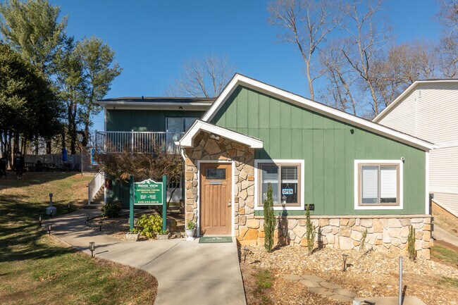 Ridge View Apartments in Asheville, NC - Building Photo - Building Photo