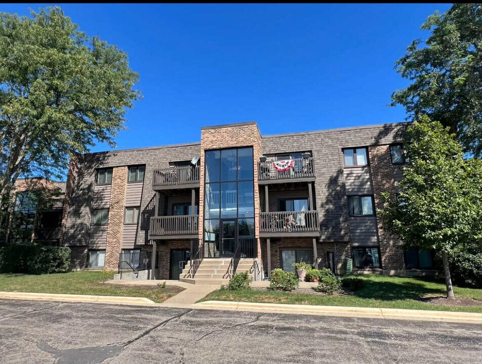 1482 Stonebridge Cir in Wheaton, IL - Building Photo