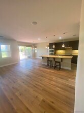 7422 Sitio Montilla in Carlsbad, CA - Foto de edificio - Building Photo