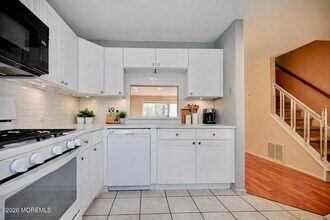 28 Morgan Pl in East Brunswick, NJ - Building Photo - Building Photo