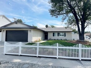382 Aristotle St in Simi Valley, CA - Building Photo - Building Photo