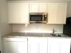 3065 Newfoundland Dr, Unit Suite in Roseville, CA - Building Photo - Building Photo