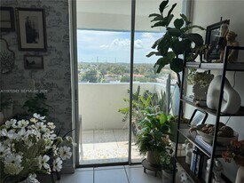 5050 NW 7th St in Miami, FL - Building Photo