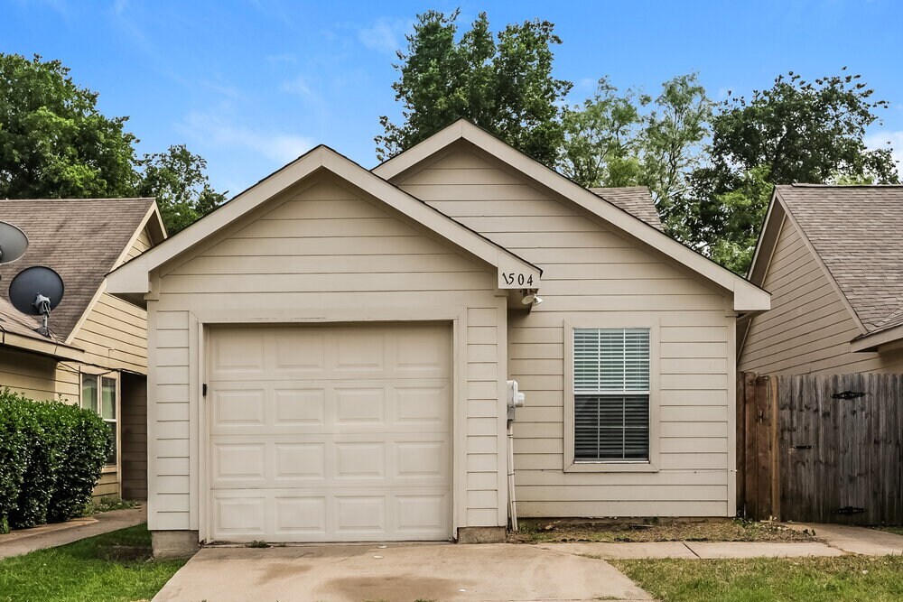 1504 Pine Ln in Fort Worth, TX - Building Photo