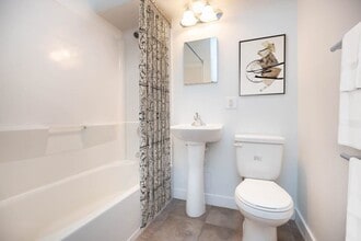 Hillsboro House in Winnipeg, MB - Building Photo - Building Photo
