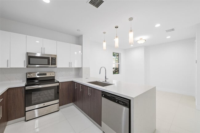 324 SW 14th Ct in Fort Lauderdale, FL - Building Photo - Building Photo