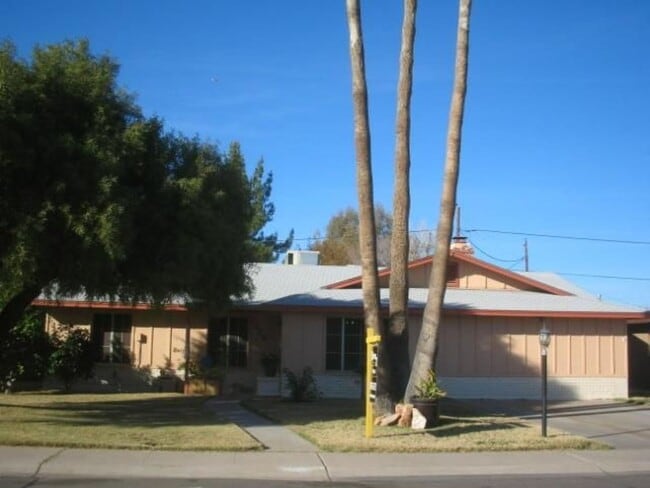 property at 1128 E Broadmor Dr
