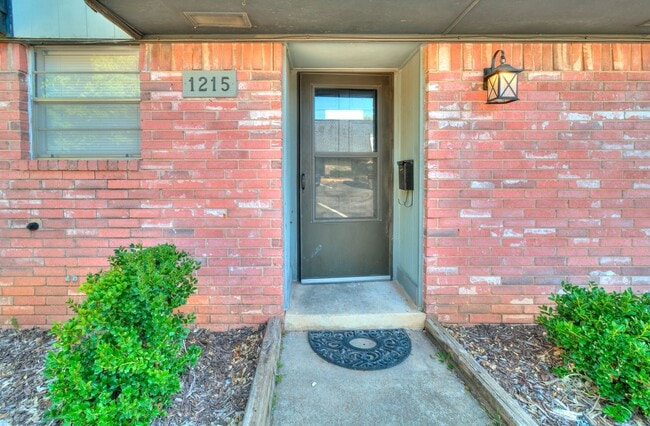1215 Lakecrest Dr in Norman, OK - Building Photo - Building Photo