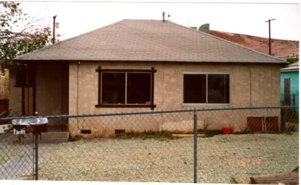 711,711 1/2 Nancy St. in Barstow, CA - Building Photo