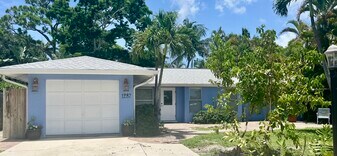 1287 Cooper Dr in Naples, FL - Building Photo