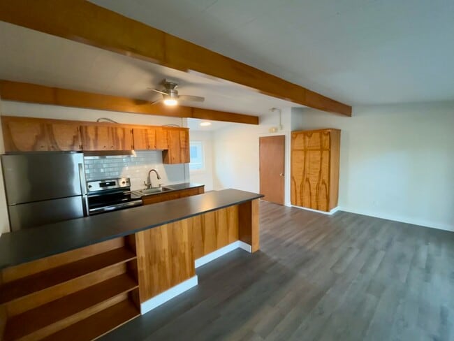 465 Winslow Way E, Unit 303 in Bainbridge Island, WA - Building Photo - Building Photo
