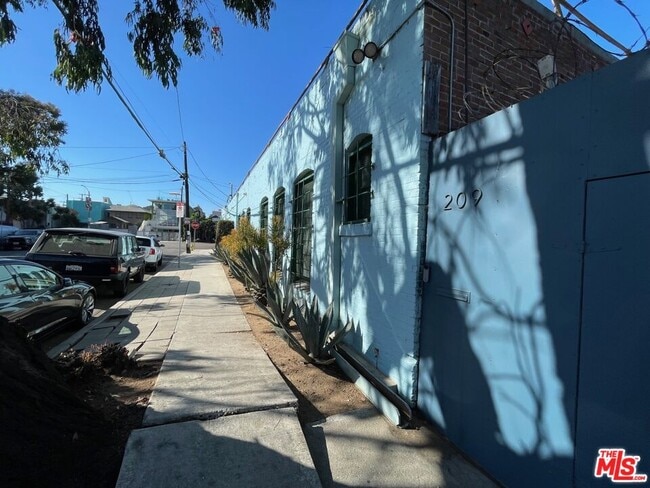 209 San Juan Ave in Los Angeles, CA - Building Photo - Building Photo