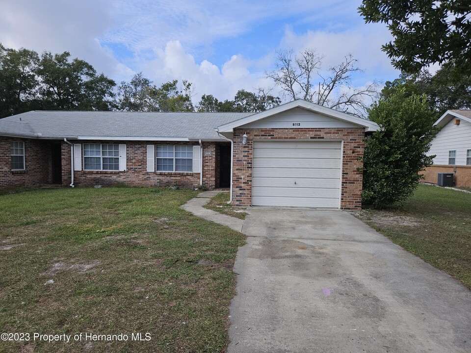 8112 Omaha Cir in Spring Hill, FL - Building Photo