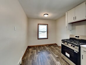 1946 Cottage Ave E in St. Paul, MN - Building Photo - Building Photo