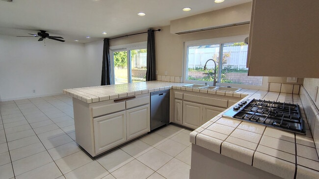 1930 Adrian St in Thousand Oaks, CA - Foto de edificio - Building Photo
