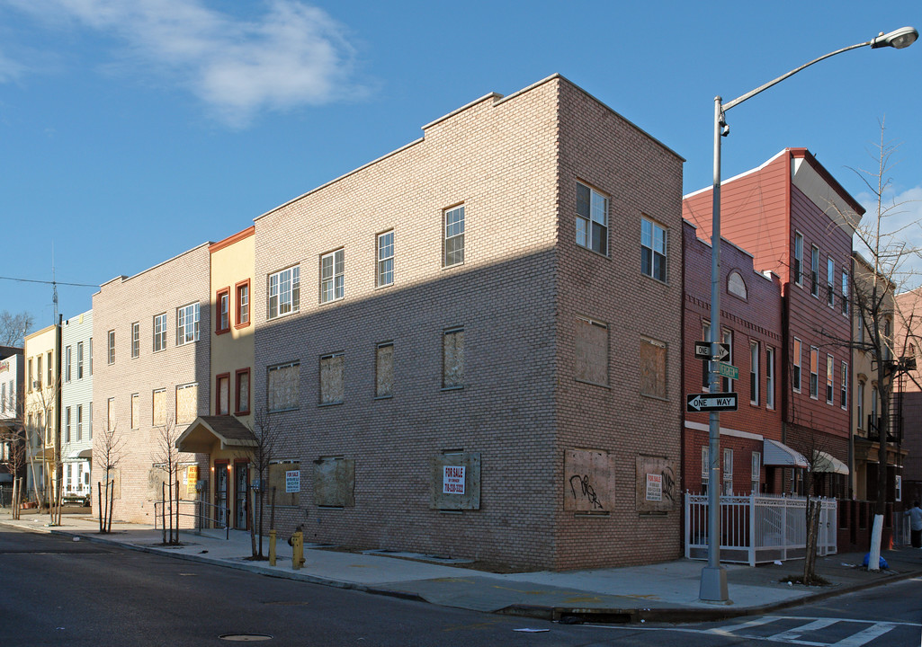 79 Troutman St in Brooklyn, NY - Building Photo