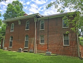 608 W Schuetz St in Lebanon, IL - Building Photo - Building Photo