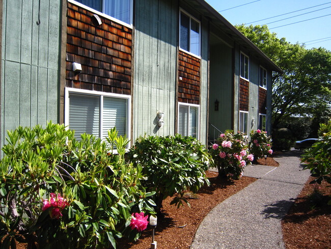1571 Commercial St SE in Salem, OR - Foto de edificio - Building Photo