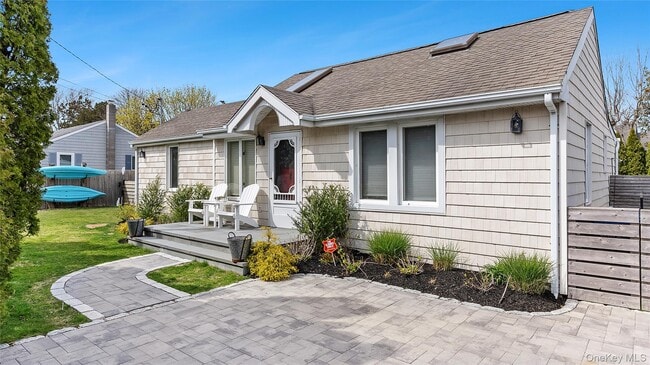 8 Elder Ave in Hampton Bays, NY - Building Photo - Building Photo