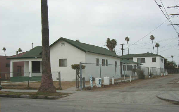 819 W 82nd St in Los Angeles, CA - Building Photo