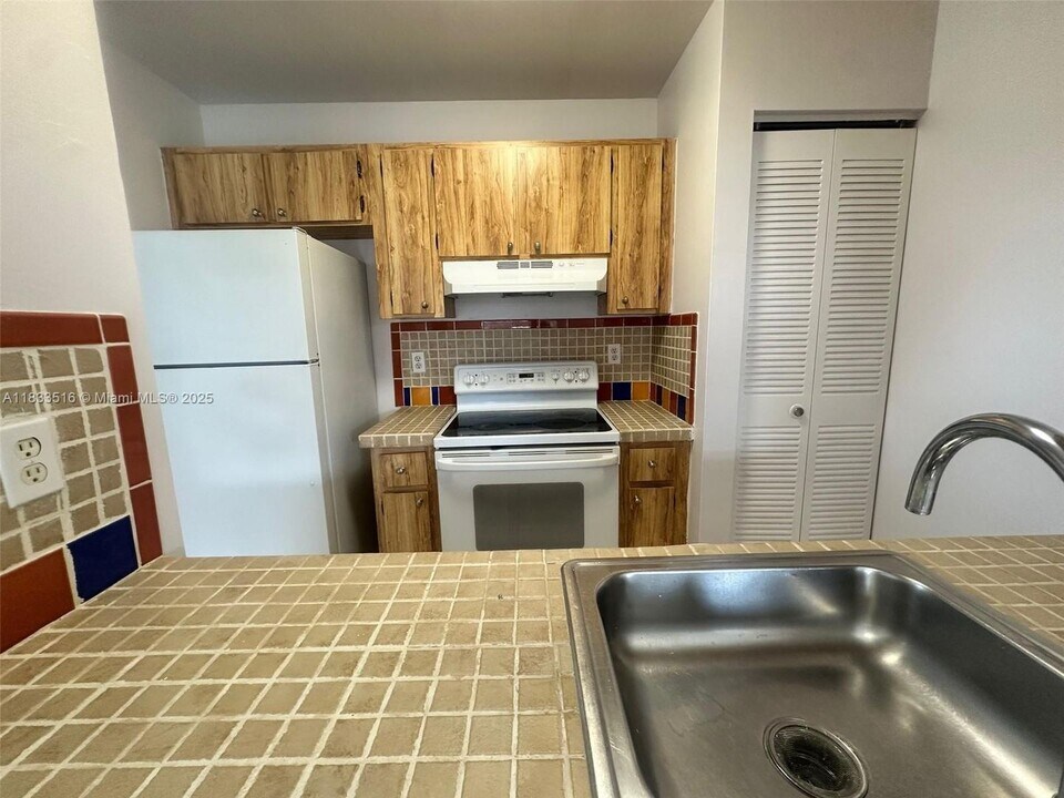 9808 Hammocks Blvd in Miami, FL - Building Photo