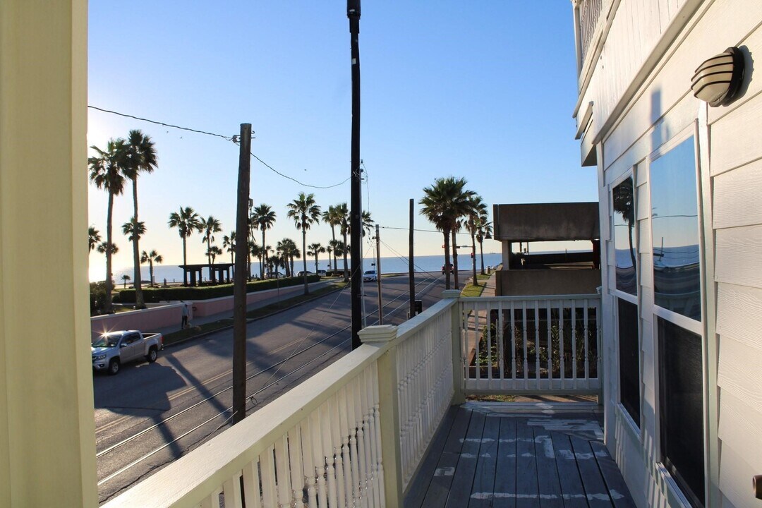 2101 Bernardo De Galvez Ave in Galveston, TX - Building Photo