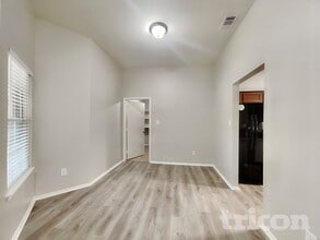 1602 Canary Island Ct in Dallas, TX - Foto de edificio - Building Photo