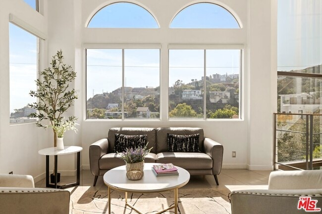 8435 Franklin Ave in Los Angeles, CA - Foto de edificio - Building Photo