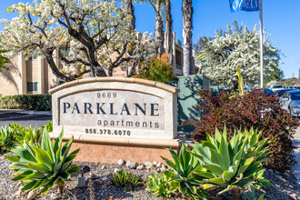 Parklane Apartments in San Diego, CA - Foto de edificio - Building Photo