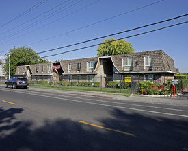 Oakcrest Apartment Homes in Sacramento, CA - Building Photo - Building Photo